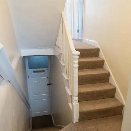 4 Bedroom Flat With High Speed Wi-fi In North Acton, Ealing, West