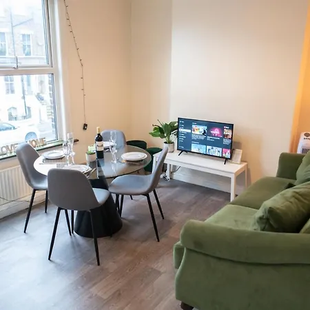 4 Bedroom Flat With High Speed Wi-fi In North Acton, Ealing, West Apartment *