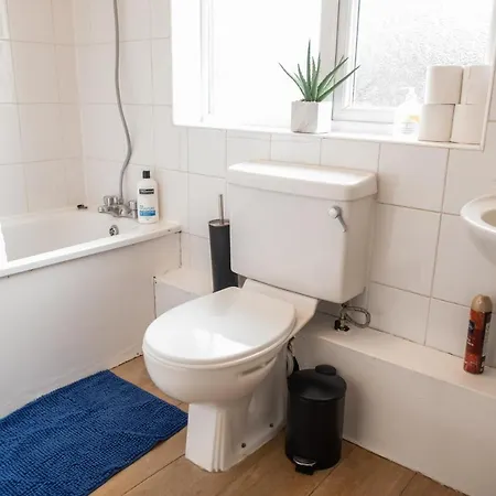 4 Bedroom Flat With High Speed Wi-fi In North Acton, Ealing, West London