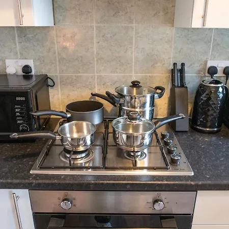 Apartment 4 Bedroom Flat With High Speed Wi-fi In North Acton, Ealing, West *
