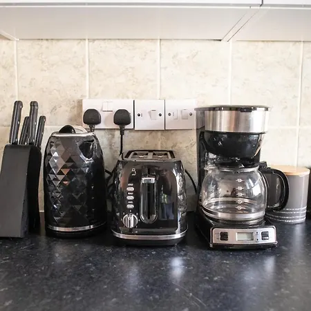Apartment 4 Bedroom Flat With High Speed Wi-fi In North Acton, Ealing, West London