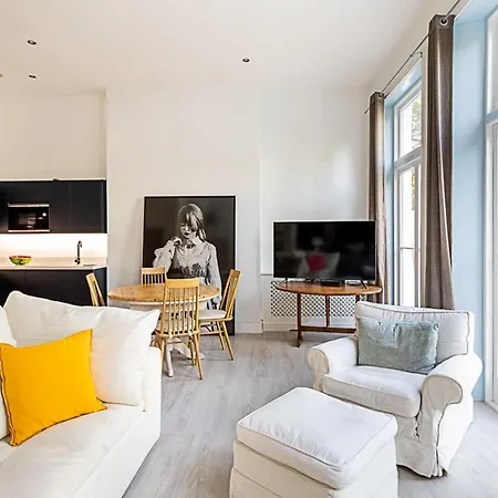 Elegant 3 Bed In Earl's Court Apartment *