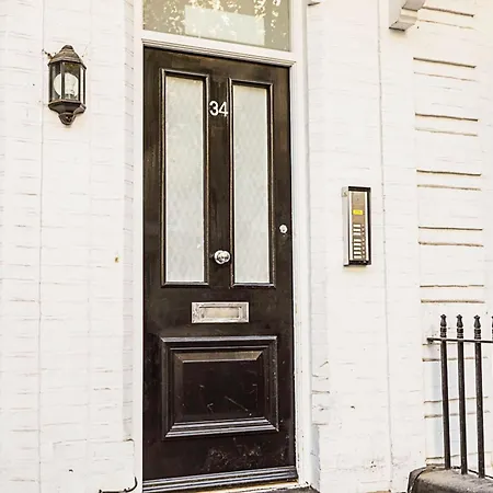 Elegant 3 Bed In Earl's Court Apartment