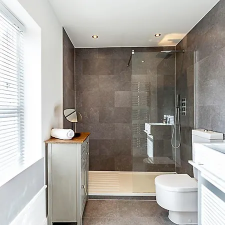 Elegant 3 Bed In Earl's Court Apartment *