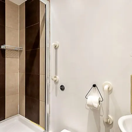 Elegant 3 Bed In Earl's Court Apartment
