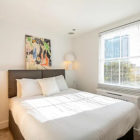 Elegant 3 Bed In Earl's Court * London
