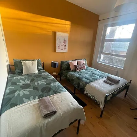 Contemporary Private Near Central * London