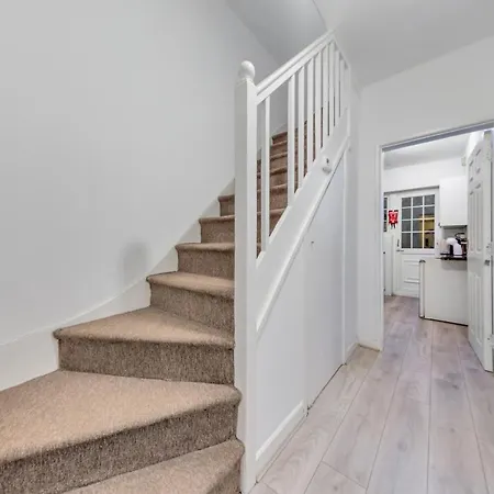 Spacious And Stylish - East Acton *