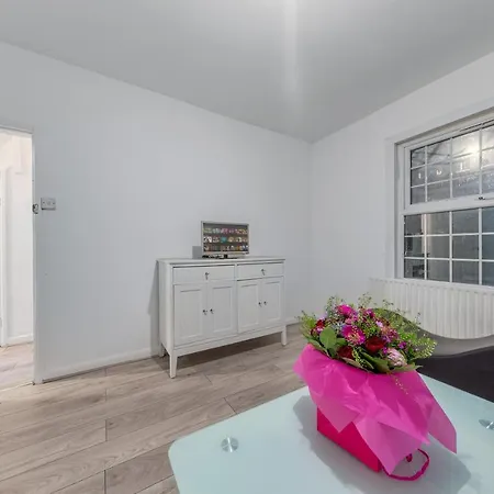 Spacious And Stylish - East Acton Апартаменты