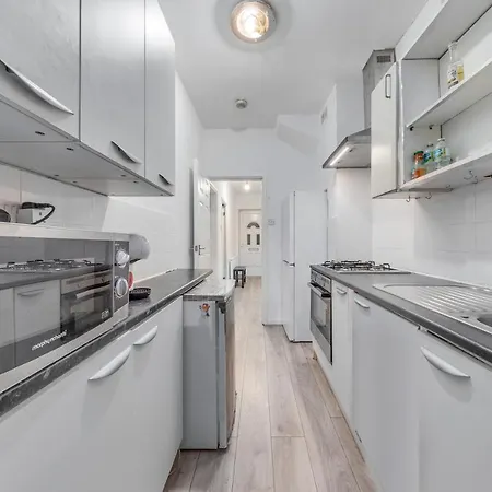 Spacious And Stylish - East Acton * Лондон