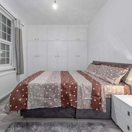 Spacious And Stylish - East Acton Апартаменты Лондон