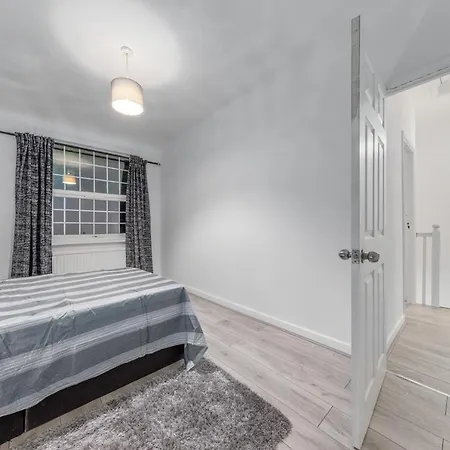 Spacious And Stylish - East Acton