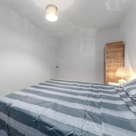 Spacious And Stylish - East Acton Апартаменты Лондон