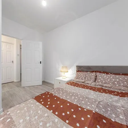 Апартаменты Spacious And Stylish - East Acton Лондон