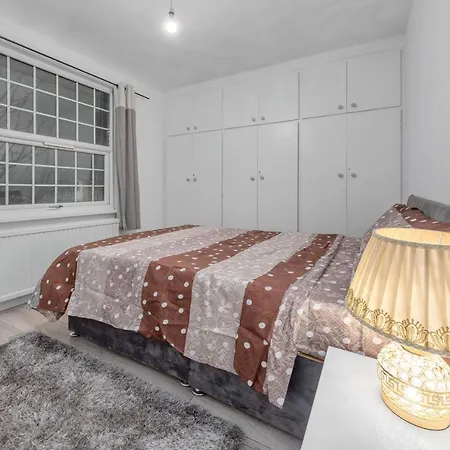 Spacious And Stylish - East Acton