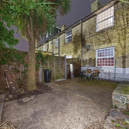 Spacious And Stylish - East Acton Лондон