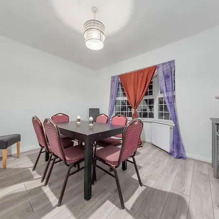 Spacious And Stylish - East Acton * Лондон
