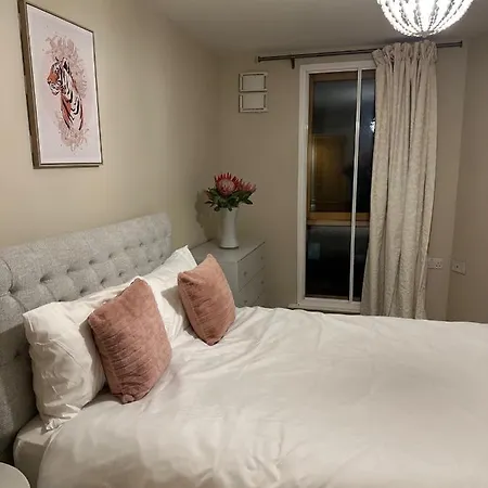 Spacious,1 Bed, Large Balcony, Parsons St London
