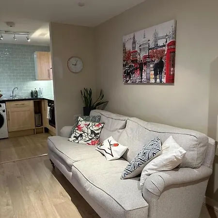Apartment Spacious,1 Bed, Large Balcony, Parsons St