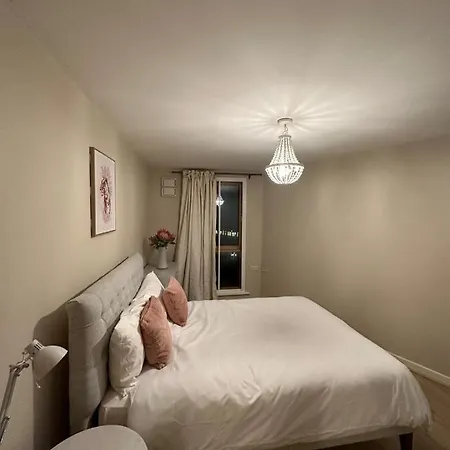 Spacious,1 Bed, Large Balcony, Parsons St Apartment *