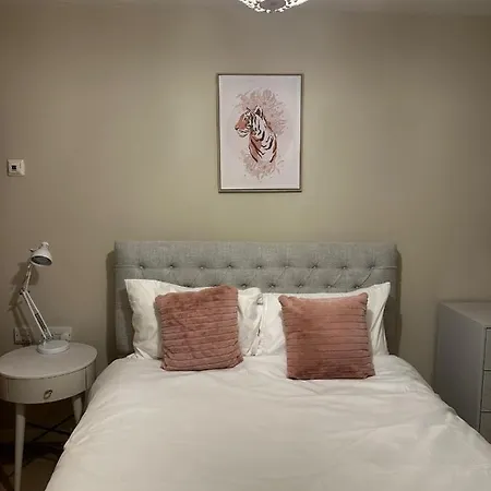 Apartment Spacious,1 Bed, Large Balcony, Parsons St