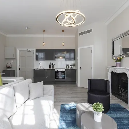 Air Conditioned High St Kensington Apartment *