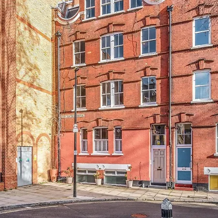 Luxury With 3 Bedrooms * London