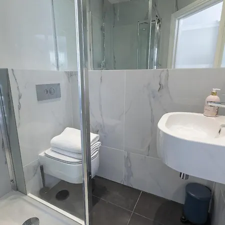 Air Conditioned High St Kensington Apartment *