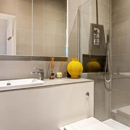 Luxury With 3 Bedrooms London