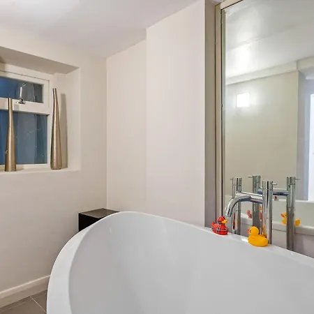 Luxury With 3 Bedrooms Apartment London