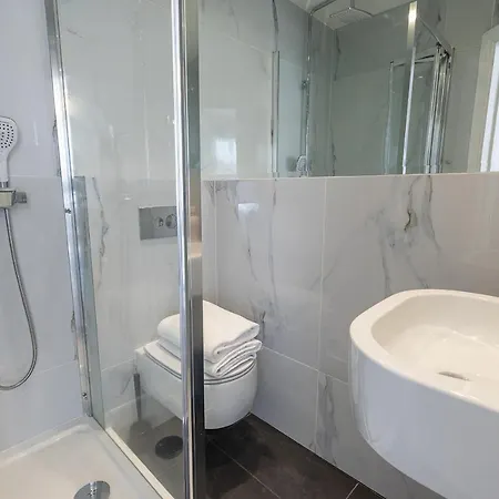 Air Conditioned High St Kensington Apartment London