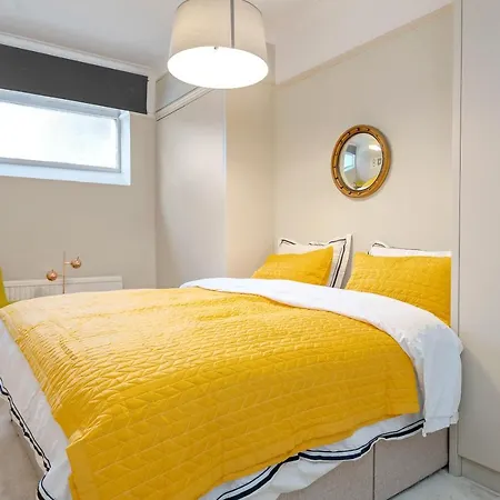 Luxury With 3 Bedrooms Apartment *