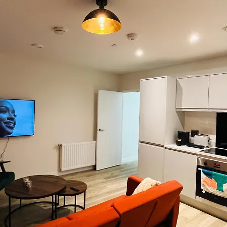 Modern Flat With A Skyline View * London