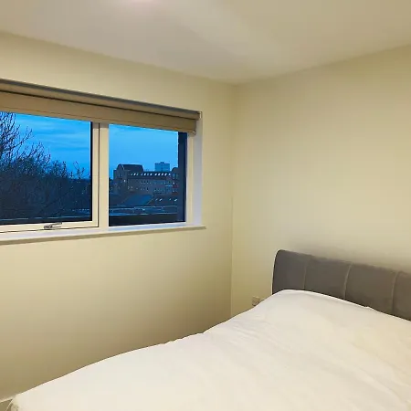 Modern Flat With A Skyline View * London