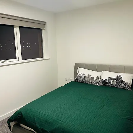 Modern Flat With A Skyline View * London