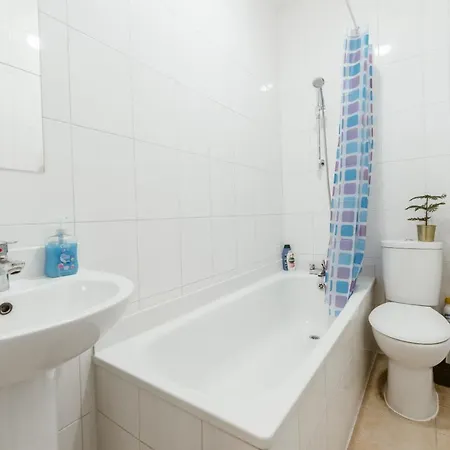 Upton Park Bedrooms 25 Min To London