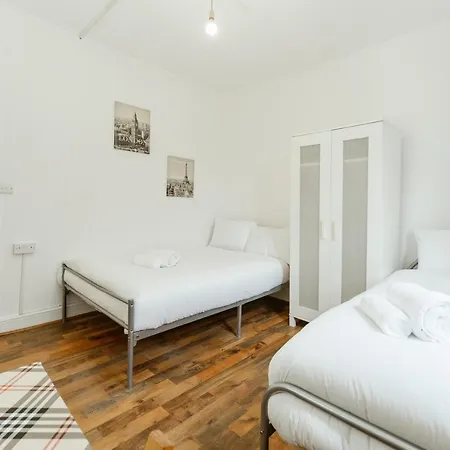 Upton Park Bedrooms 25 Min To Guest house London
