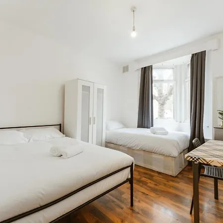 Upton Park Bedrooms 25 Min To Guest house London