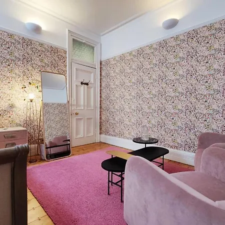 Luxury Artist In