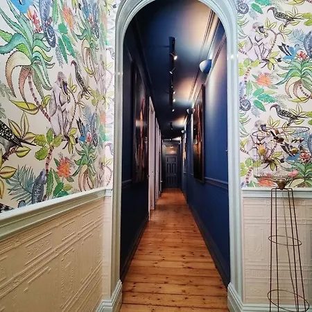 Luxury Artist In * London