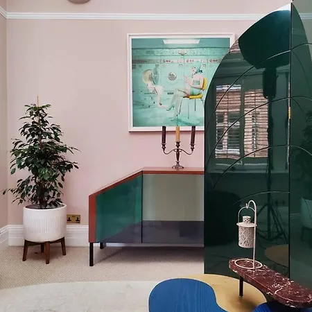 Luxury Artist In Apartment
