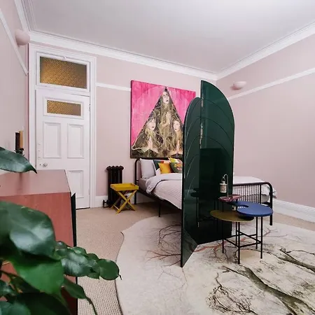 Luxury Artist In * London