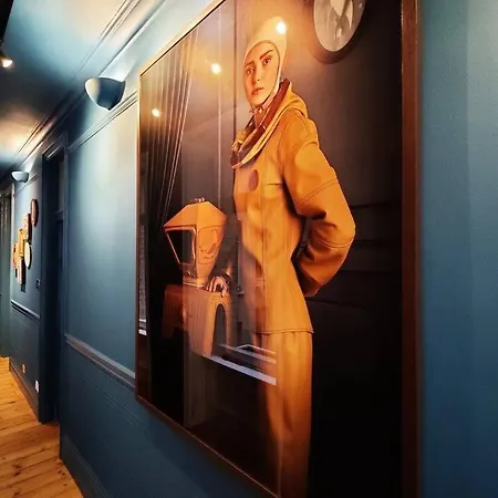 Luxury Artist In London