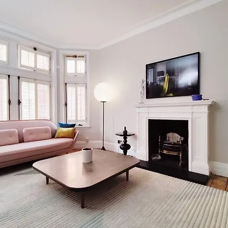 Luxury Artist In Apartment London
