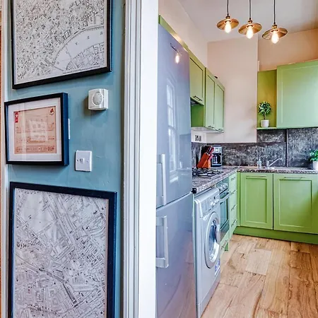 Sunny Corner In Center Of Apartment London