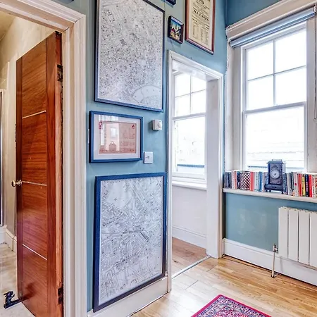 Sunny Corner In Center Of Apartment London
