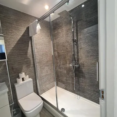 Apartment Rare Gem Close To Transport Links London
