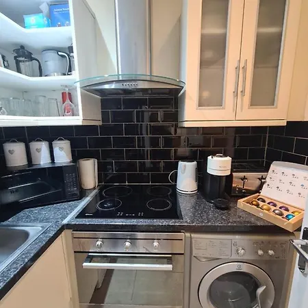 Rare Gem Close To Transport Links Apartment