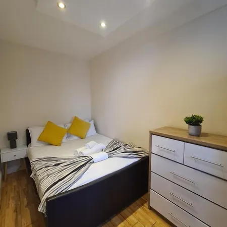 Rare Gem Close To Transport Links Apartment London