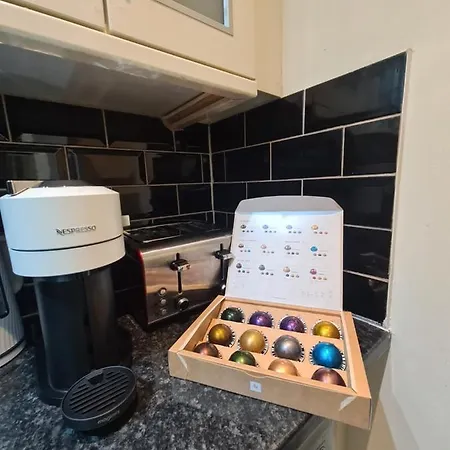 Rare Gem Close To Transport Links Apartment *